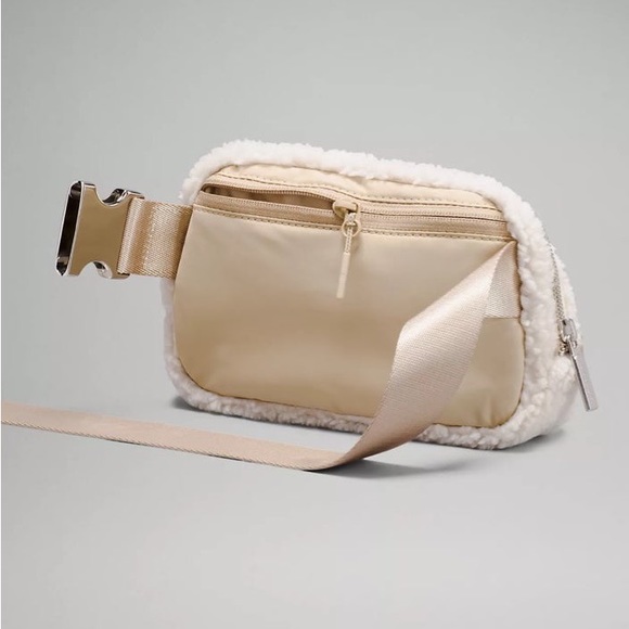 Lululemon Everywhere Ivory Fleece belt bag NWT - Picture 4 of 7